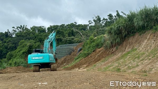 ▲▼大樹光電板吃掉山林！風災後變黃河　高市府24小時駐守說話了。（圖／記者賴文萱翻攝）