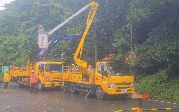 ▲彰化雷電劈中電杆起火爆炸。（圖／民眾提供）