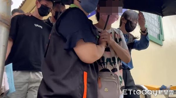 ▲土城姊妹慘死，遺體今相驗，父母痛失兩女崩潰。（圖／記者陳以昇攝，下同）