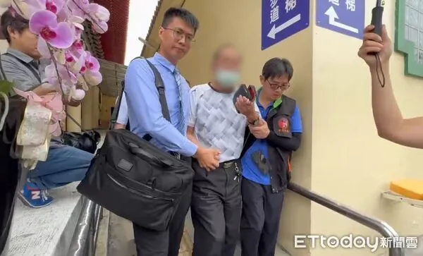 ▲家屬相驗完畢，他人攙扶離開殯儀館。（圖／記者陳以昇攝）