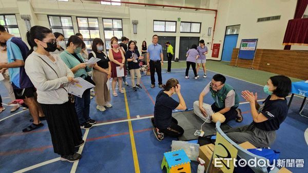 ▲台南市教育局於暑期推動32梯次急救教育訓練，副局長楊智雄親自參與實作演練。（記者林東良翻攝，下同）