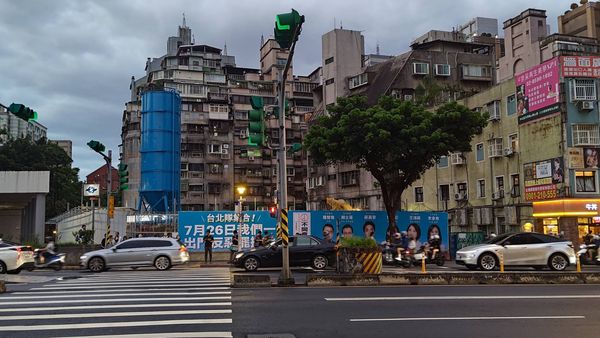 ▲▼王鴻薇團隊瘋狂檢舉罷團看版、公車廣告違規、醜化。（圖／罷團提供）