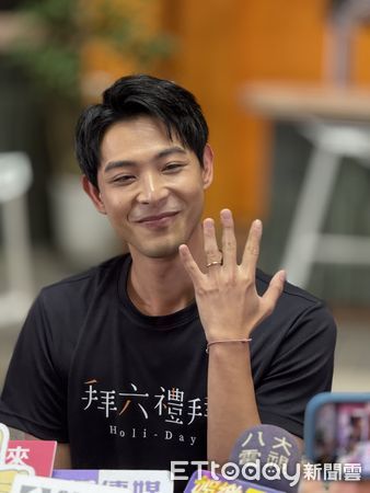 ▲連晨翔秀婚戒。（圖／記者姜國輝攝）