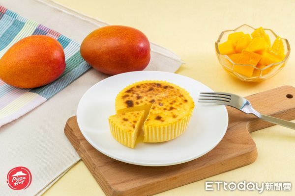 ▲▼必勝客找來「大苑子」合作推出2款夏季限定甜點「芒果楊枝甘露起司塔」、「芒果楊枝甘露巴斯克蛋糕」。（圖／業者提供）