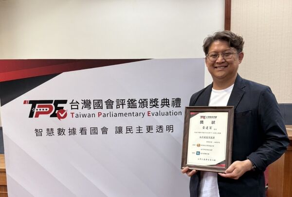 ▲台灣國會評鑑頒獎典禮今（8日）在立法院舉行，國民黨台東立委黃建賓榮獲「地方建設守護獎」。（圖／黃建賓辦公室提供）