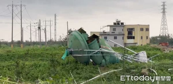 ▲強颱丹娜絲來襲，台南學甲地區養殖業因停電而造成魚塭無法溶氧而缺氧，許多魚死亡浮在水面，台南市漁青聯誼會會長黃國基指出，如再停電下去，對養殖業會造成重創。（圖／記者林東良翻攝，下同）