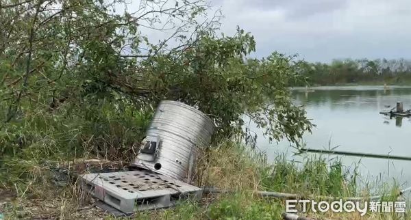 ▲強颱丹娜絲來襲，台南學甲地區養殖業因停電而造成魚塭無法溶氧而缺氧，許多魚死亡浮在水面，台南市漁青聯誼會會長黃國基指出，如再停電下去，對養殖業會造成重創。（圖／記者林東良翻攝，下同）