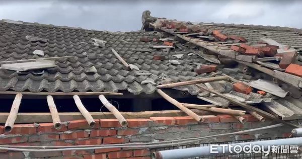 ▲強颱丹娜絲來襲，台南學甲地區養殖業因停電而造成魚塭無法溶氧而缺氧，許多魚死亡浮在水面，台南市漁青聯誼會會長黃國基指出，如再停電下去，對養殖業會造成重創。（圖／記者林東良翻攝，下同）