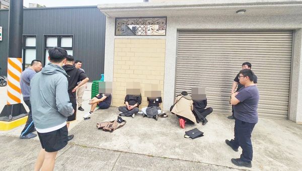 ▲桃園市八德警方今年4月間查獲陳姓車手在超商前面交投資款時拘捕到案，一旁還有3名馬來西亞籍男子持辣椒水企圖行搶。（資料照／八德警方提供）