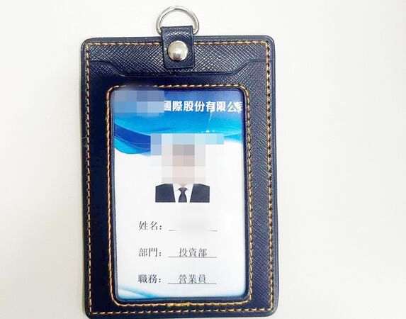 ▲桃園市八德警方今年4月間查獲陳姓車手在超商前面交投資款時拘捕到案，起出偽造之營業員證照等證物。（資料照／八德警方提供）