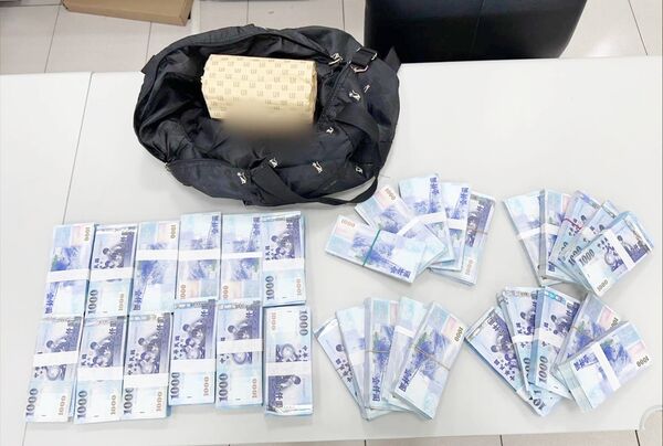 ▲桃園市八德警方今年4月間查獲陳姓車手在超商前面交投資款時拘捕到案，警方查扣之詐欺贓款等證物。（資料照／八德警方提供）