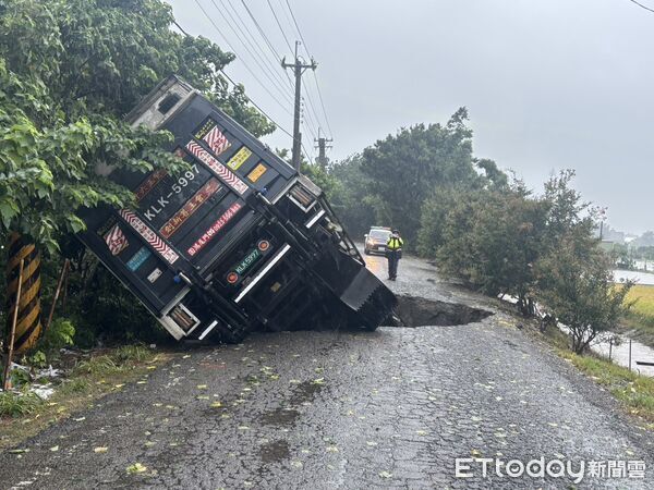 ▲二林防汛道路遭暴雨炸出大天坑。（圖／民眾提供）
