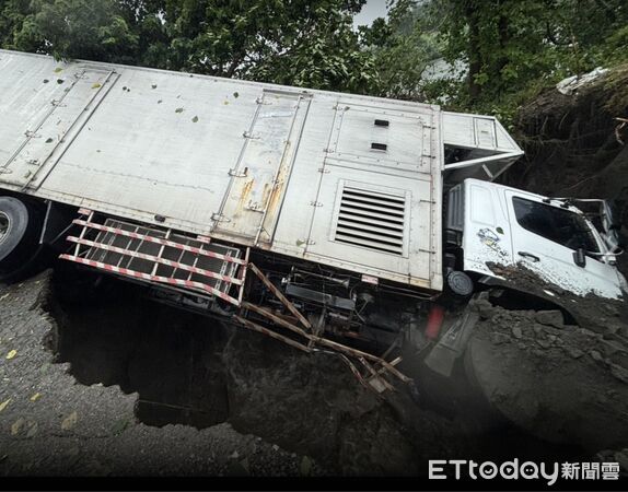 ▲二林防汛道路遭暴雨炸出大天坑。（圖／民眾提供)