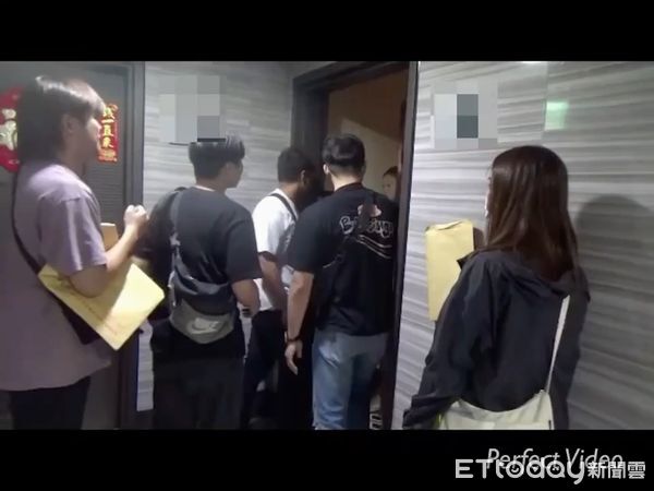▲刑事局偵四大隊偵破網紅律師涉嫌協助靈骨塔詐騙集團洗錢案，幹員到主嫌桃園住處搜索。（圖／記者張君豪翻攝）