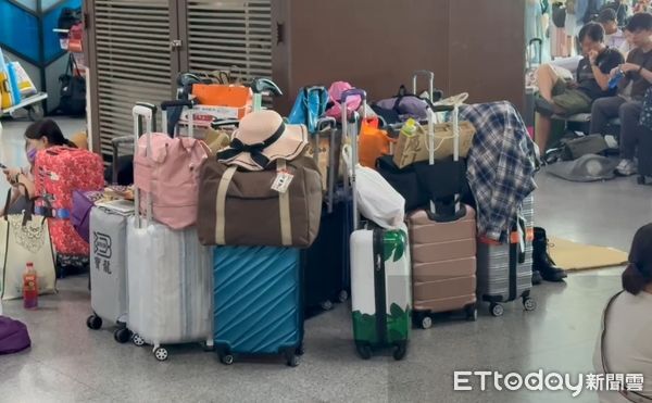 ▲▼上千名旅客滯留金門。（圖／記者林名揚翻攝）