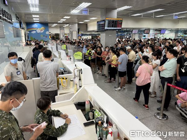 ▲▼上千名旅客滯留金門。（圖／記者林名揚翻攝）