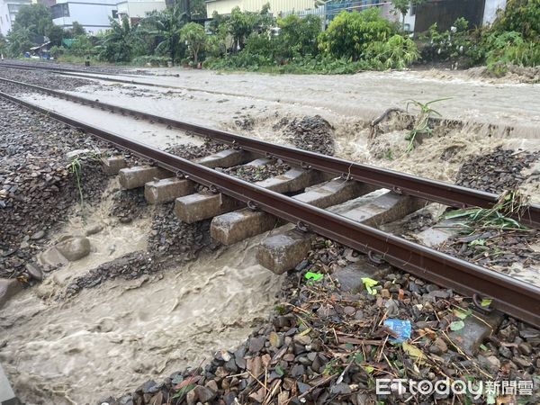 ▲▼台鐵林內到二水間路線掏空。（圖／讀者提供）