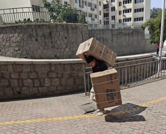 ▲▼宿管大爺傳熱死！青島大學急裝冷氣：本就有計劃。（圖／翻攝極目新聞）