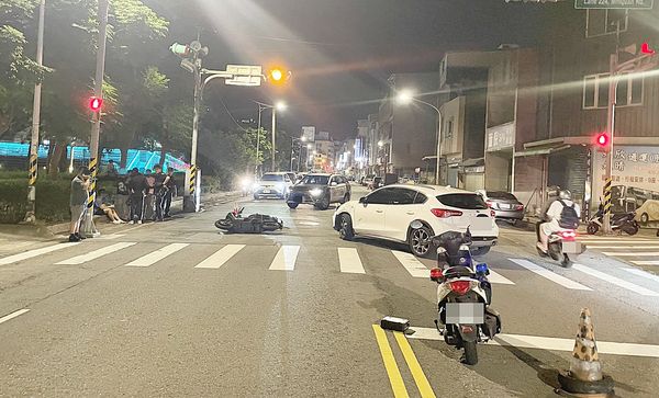 ▲桃園市中壢區義民路與民權路224巷口處昨晚發生行駛中自小客車欲左轉時，與直行機車雙載發生碰撞事故。（圖／中壢警分局提供）