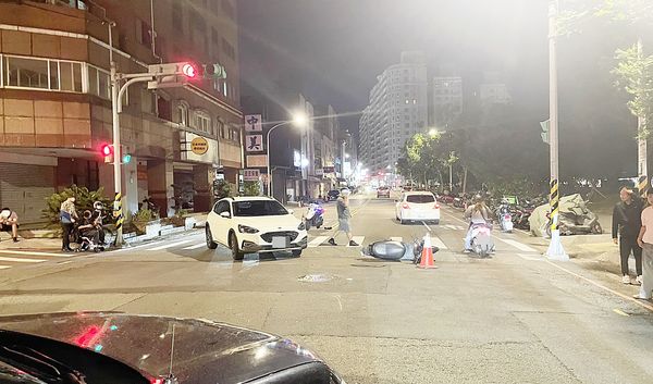 ▲桃園市中壢區義民路與民權路224巷口處昨晚發生碰撞事故，警方到場處理。（圖／中壢警分局提供）