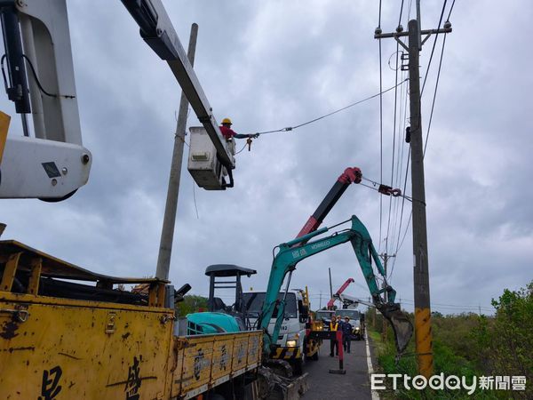 ▲中颱丹娜絲來襲重創供電系統，台電出動1123人全力搶修台南各地停電災區。（記者林東良翻攝，下同）