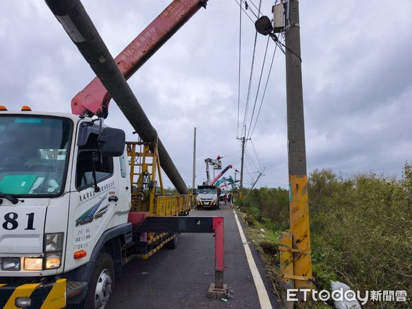 ▲中颱丹娜絲來襲重創供電系統，台電出動1123人全力搶修台南各地停電災區。（記者林東良翻攝，下同）