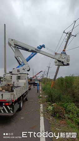 ▲中颱丹娜絲來襲重創供電系統，台電出動1123人全力搶修台南各地停電災區。（記者林東良翻攝，下同）