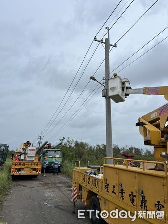 ▲中颱丹娜絲來襲重創供電系統，台電出動1123人全力搶修台南各地停電災區。（記者林東良翻攝，下同）