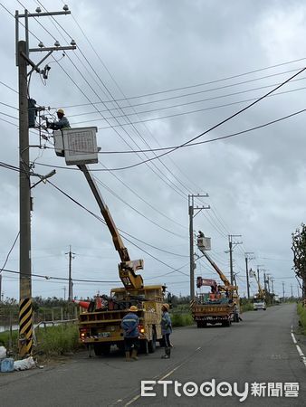 ▲中颱丹娜絲來襲重創供電系統，台電出動1123人全力搶修台南各地停電災區。（記者林東良翻攝，下同）