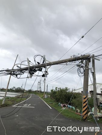 ▲中颱丹娜絲來襲重創供電系統，台電出動1123人全力搶修台南各地停電災區。（記者林東良翻攝，下同）