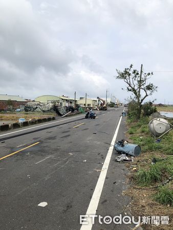 ▲中颱丹娜絲來襲重創供電系統，台電出動1123人全力搶修台南各地停電災區。（記者林東良翻攝，下同）