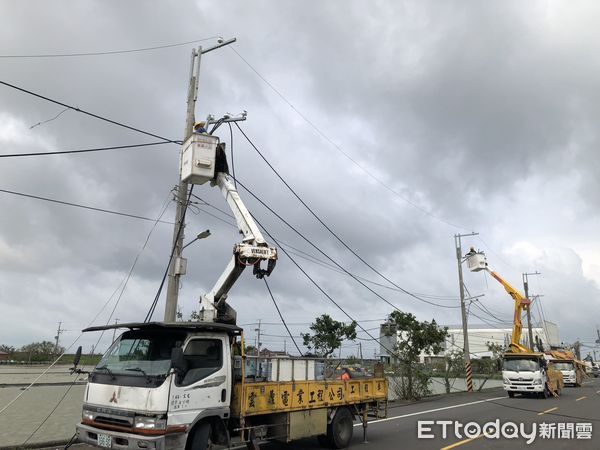 ▲中颱丹娜絲來襲重創供電系統，台電出動1123人全力搶修台南各地停電災區。（記者林東良翻攝，下同）
