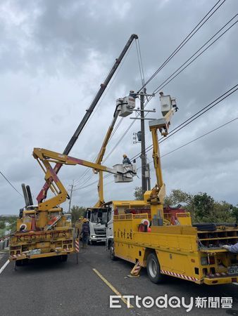 ▲中颱丹娜絲來襲重創供電系統，台電出動1123人全力搶修台南各地停電災區。（記者林東良翻攝，下同）