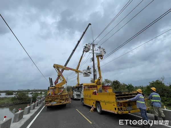 ▲中颱丹娜絲來襲重創供電系統，台電出動1123人全力搶修台南各地停電災區。（記者林東良翻攝，下同）
