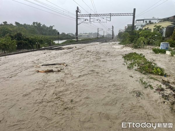 ▲▼    二水=林內間(K255+200)受豪大雨影響，路線掏空造成雙線不通         。（圖／記者游瓊華翻攝）