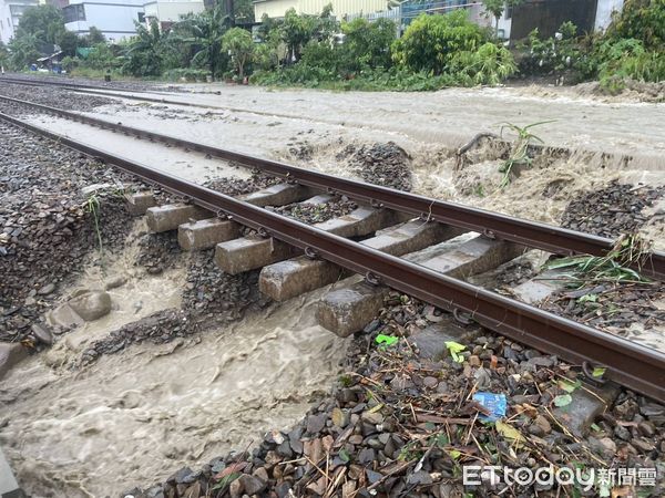 ▲▼    二水=林內間(K255+200)受豪大雨影響，路線掏空造成雙線不通         。（圖／記者游瓊華翻攝）