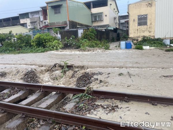 ▲▼    二水=林內間(K255+200)受豪大雨影響，路線掏空造成雙線不通         。（圖／記者游瓊華翻攝）