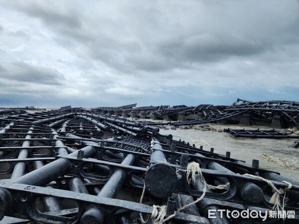 ▲丹娜絲颱台造成佳冬太陽能板平台全毀。（圖／民眾提供，資料照）