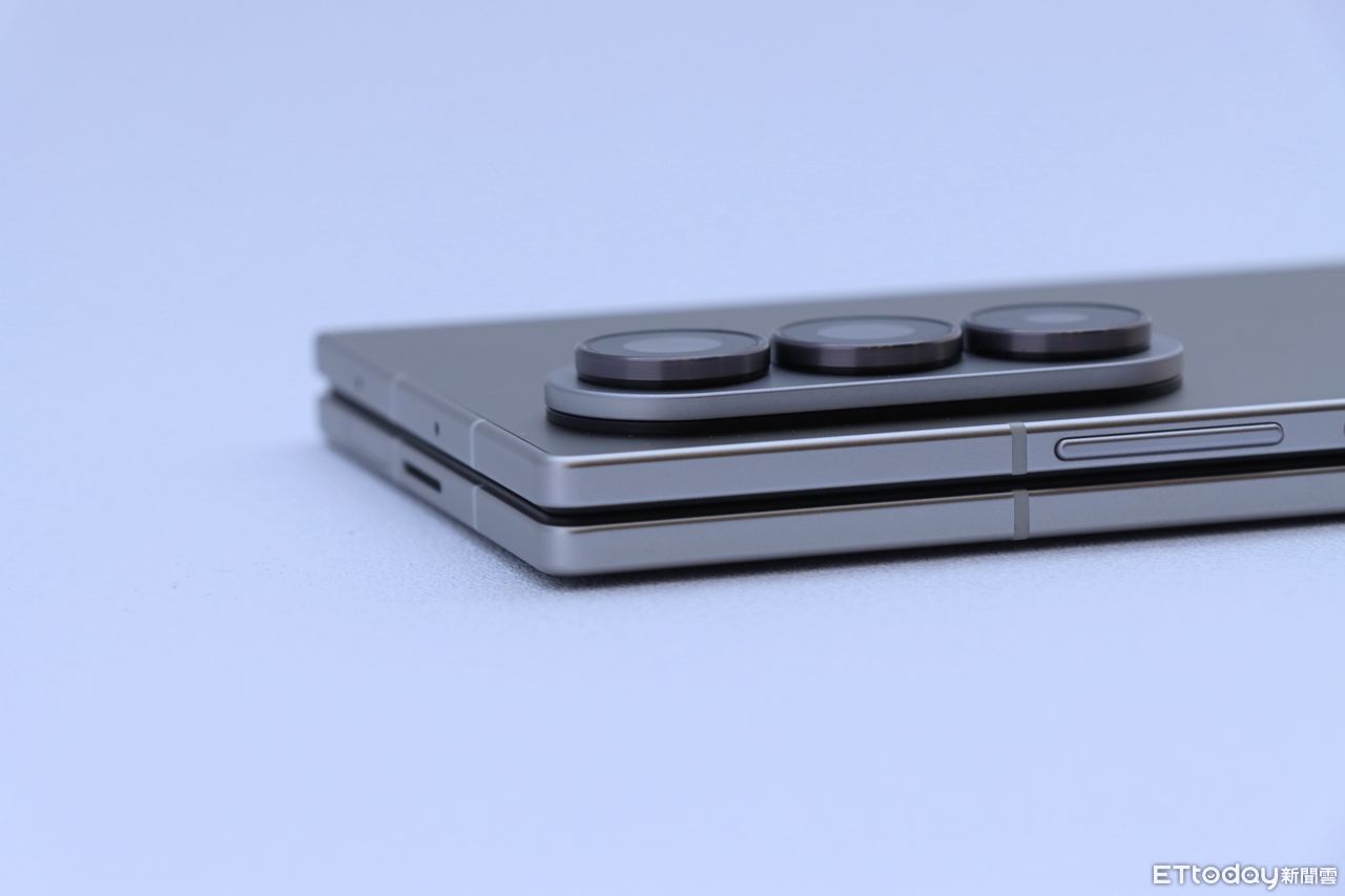 ▲▼     Flip7,Fold7,Samsung,三星,折疊機        7/9 2200後才可使用。（圖／記者蘇晟彥攝）