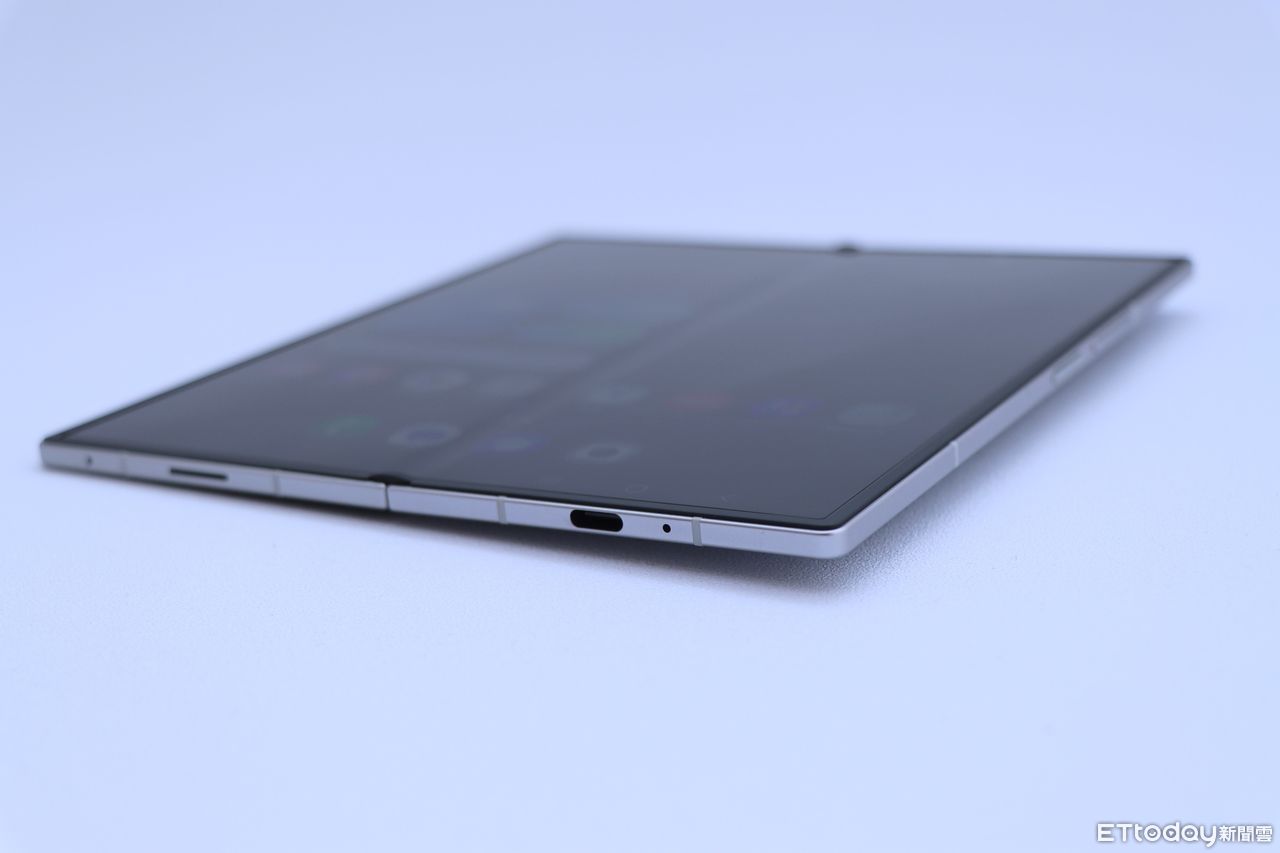 ▲▼     Flip7,Fold7,Samsung,三星,折疊機        7/9 2200後才可使用。（圖／記者蘇晟彥攝）