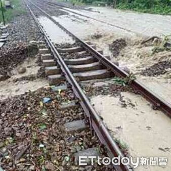 ▲▼台鐵林內到二水路基掏空。（圖／讀者提供）