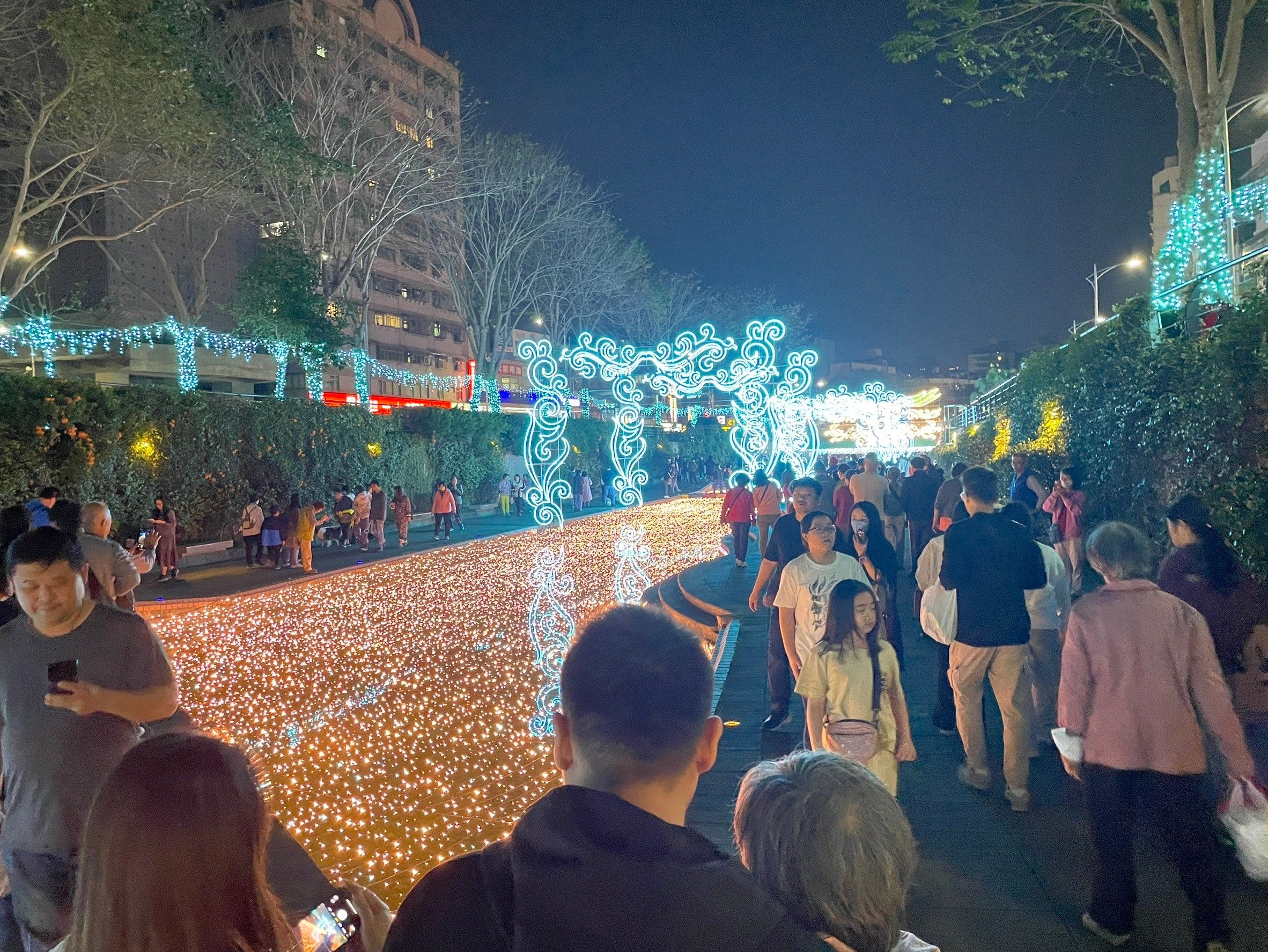 ▲新北中港河廊光雕展奪雙國際設計大獎。（圖／新北市水利局提供）