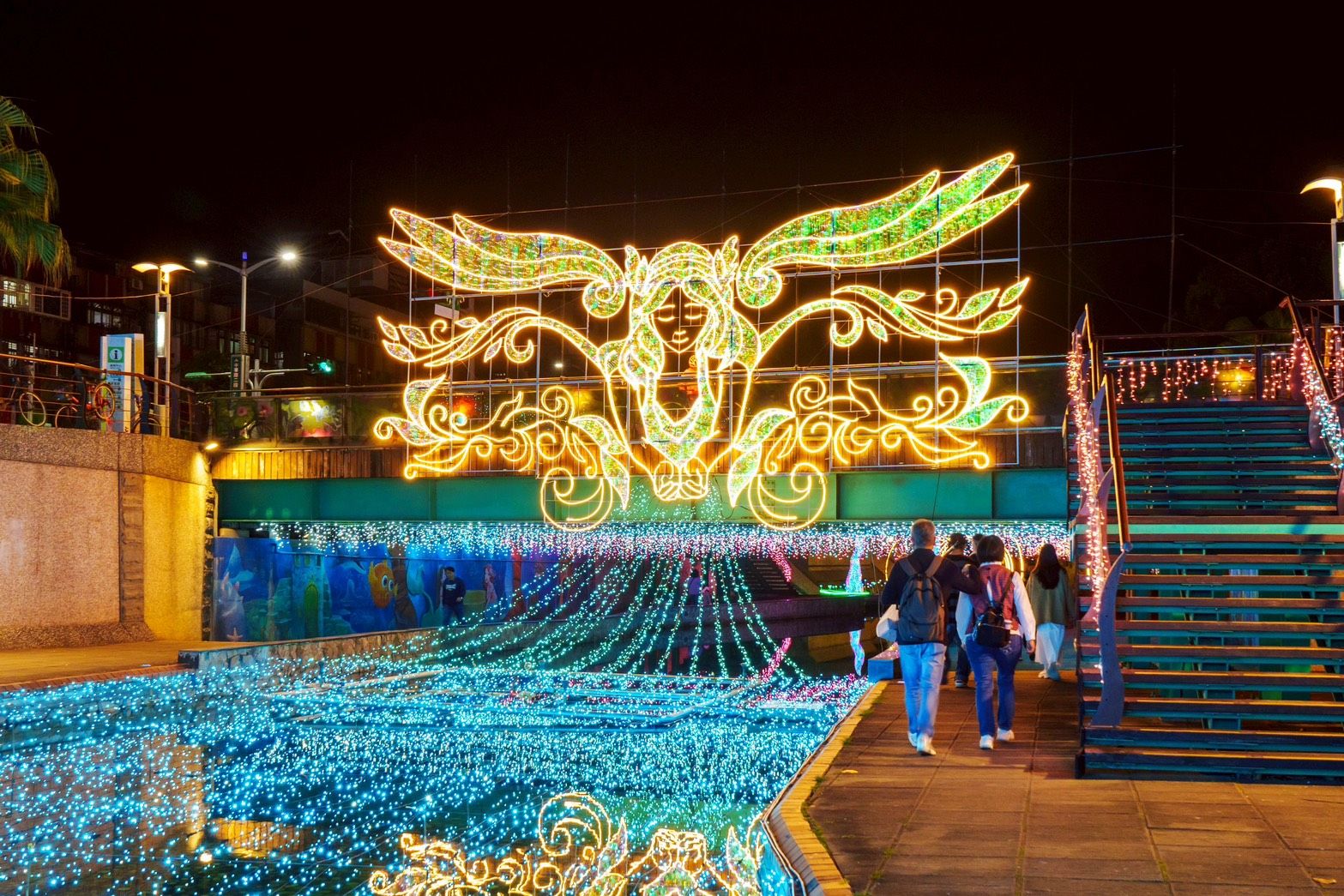 ▲新北中港河廊光雕展奪雙國際設計大獎。（圖／新北市水利局提供）