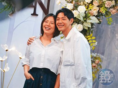 直擊劉品言連晨翔登記結婚！「現場1舉動狂灑糖」　挺5月孕肚奔戶政