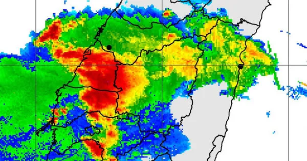 專家表示，目前強烈雷雨帶正往雲林、南投移動中，請留意致災性的劇烈降雨發生。（圖／翻攝自臉書／台灣颱風論壇｜天氣特急）