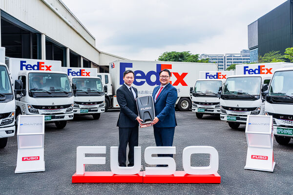 ▲聯邦快遞台灣區總經理蘇智民與FUSO總代理台灣戴姆勒亞洲商車公司執行長朴正祐親臨交車儀式現場，共同見證雙方的重要里程碑。（圖／業者提供）