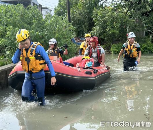 ▲永靖淹水1米深，消防緊急用救生艇撤離。（圖／記者唐詠絮翻攝）