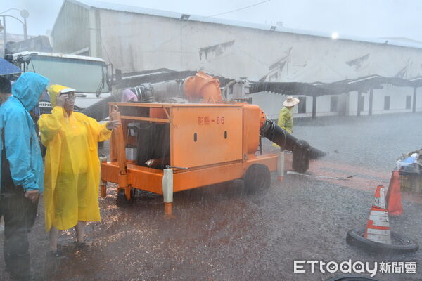 ▲永靖淹水1米深，消防緊急用救生艇撤離。（圖／記者唐詠絮翻攝）