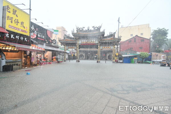 ▲永靖淹水1米深，消防緊急用救生艇撤離。（圖／記者唐詠絮翻攝）