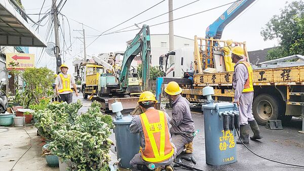 ▲台電桃園營業處昨今2天馳赴雲嘉南地區協助搶修復電。（圖／台電桃園營業處提供）